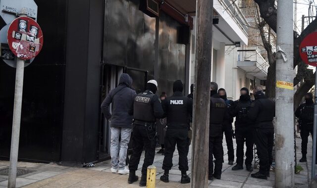 Έφοδος της αστυνομίας σε 21 συνδέσμους της Αθήνας – 3 συλλήψεις
