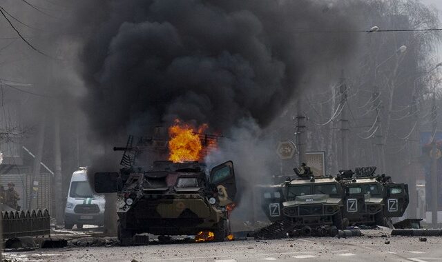 Πόλεμος στην Ουκρανία: Σφοδρές επιθέσεις σε Κίεβο και Χάρκοβο – Μια ανάσα από την πρωτεύουσα ο ρωσικός στρατός