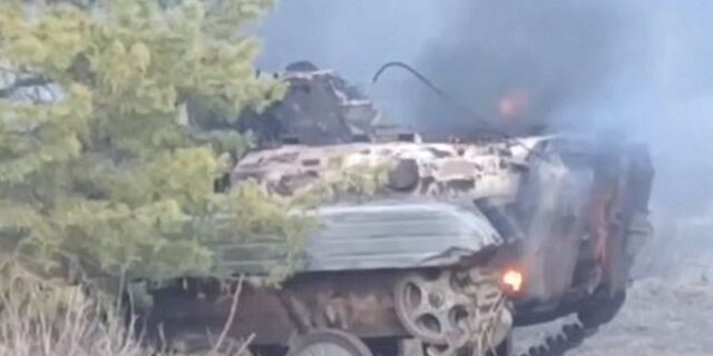 Ουκρανία: Αναφορές για νεκρούς στρατιώτες – Βίντεο με φλεγόμενα τεθωρακισμένα δημοσίευσε η Ρωσία