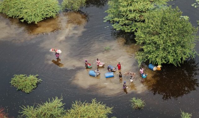 Στο πλημμυρισμένο Σουδάν: Τρεις ώρες μέσα στο νερό, κουβαλώντας μια έγκυο πάνω σε μια κουβέρτα