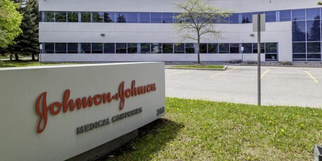Εμβόλιο Johnson & Johnson: Αβεβαιότητα μετά την απόφαση της εταιρείας να αναστείλει την παραγωγή του