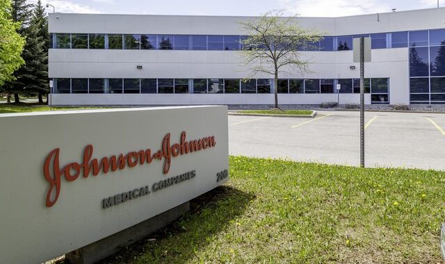 Εμβόλιο Johnson & Johnson: Αβεβαιότητα μετά την απόφαση της εταιρείας να αναστείλει την παραγωγή του