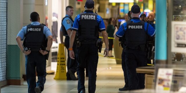 ΗΠΑ: Αστυνομικοί σε καβγά εφήβων, βάζουν τον λευκό να καθίσει και περνάνε χειροπέδες στον μαύρο