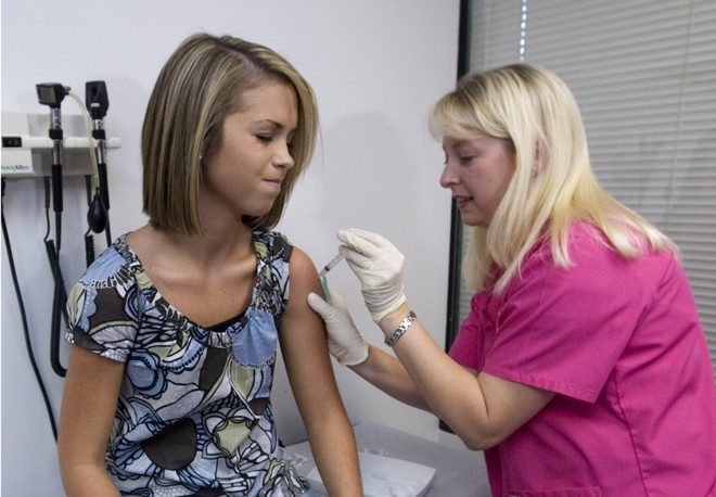 HPV: Γιατί είναι σημαντικός ο εμβολιασμός κοριτσιών και αγοριών για τον ιό που προκαλεί καρκίνο