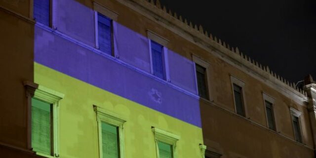 Στα χρώματα της σημαίας της Ουκρανίας φωταγωγήθηκε και η Βουλή των Ελλήνων