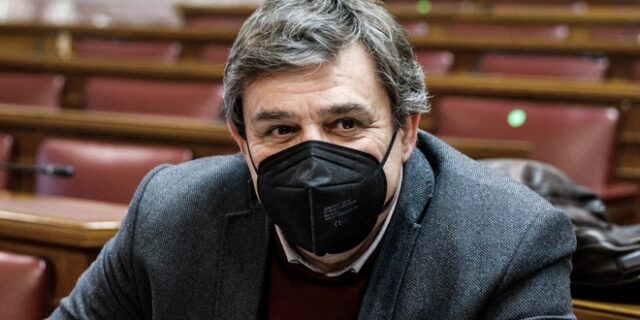 Ξανθός: Ακραίος αυταρχισμός οι απολύσεις ανεμβολίαστων υγειονομικών