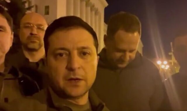 Πόλεμος στην Ουκρανία: Βίντεο του Ζελένσκι από το Κίεβο – “Είμαστε εδώ”