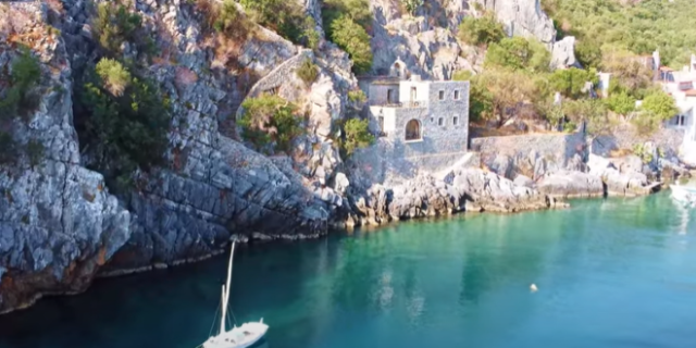 Μάνη: Το εντυπωσιακό χωριό Αλύπα που “πρωταγωνίστησε” στη μεγάλη οθόνη