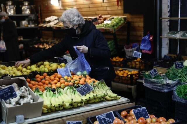 Οι τιμές των τροφίμων εκτοξεύουν τον “πληθωρισμό” των φτωχών – Καμπανάκι για τις επιπτώσεις