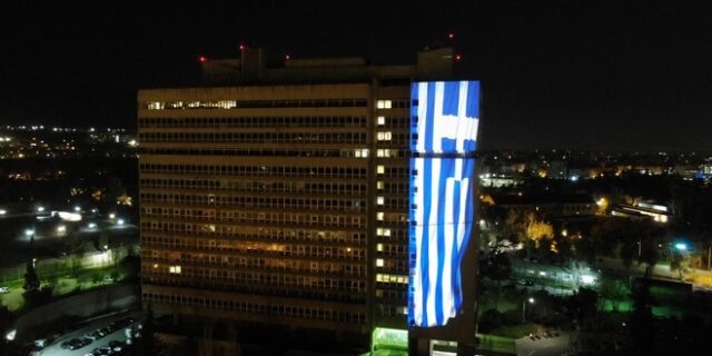 Μια τεράστια γαλανόλευκη με ειδικά φωτιστικά εφέ, στο υπουργείο Προστασίας του Πολίτη