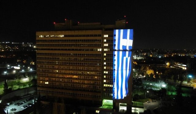 Μια τεράστια γαλανόλευκη με ειδικά φωτιστικά εφέ, στο υπουργείο Προστασίας του Πολίτη