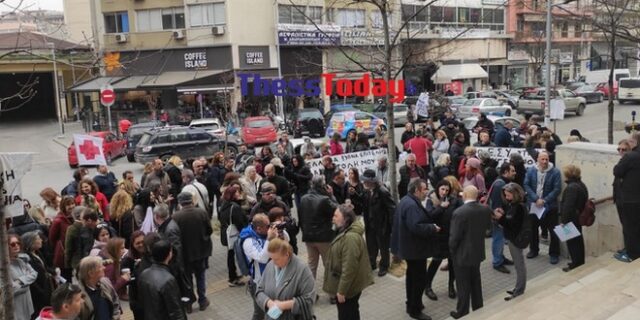 Δίκη Κούβελα: Συγκέντρωση αντιεμβολιαστών υπέρ του καθηγητή έξω από τα δικαστήρια