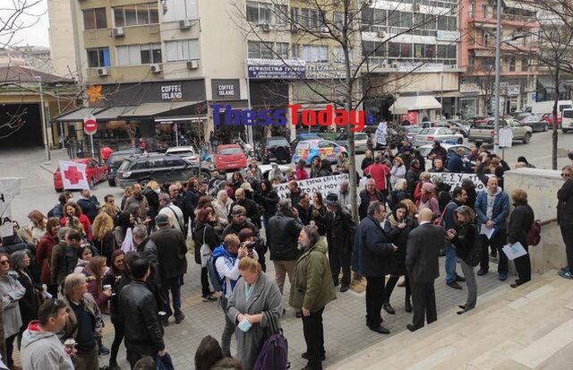 Δίκη Κούβελα: Συγκέντρωση αντιεμβολιαστών υπέρ του καθηγητή έξω από τα δικαστήρια