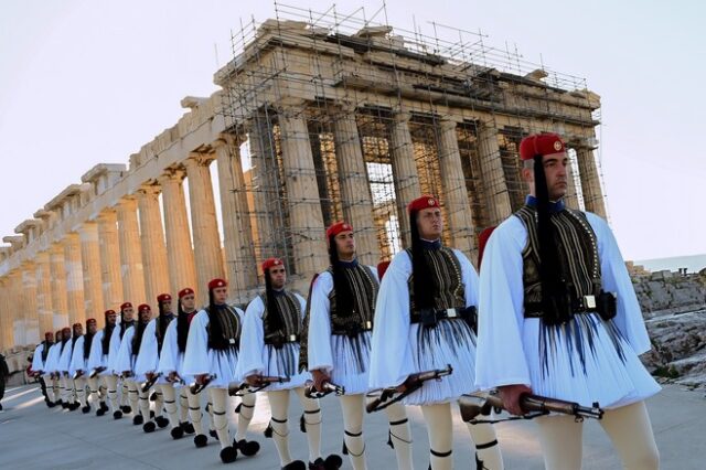 Τσίπρας: “Η 25η Μαρτίου μάς διδάσκει πως ένας μικρός λαός είναι ικανός να νικήσει μια πανίσχυρη αυτοκρατορία”