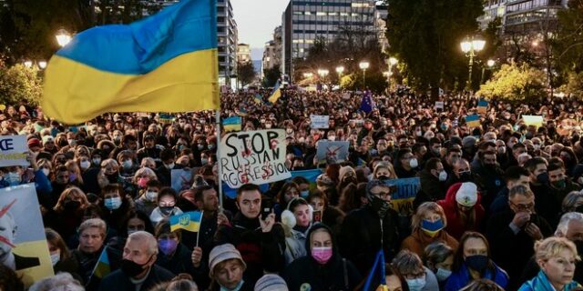 Πόλεμος στην Ουκρανία: Αντιπολεμικές συγκεντρώσεις σε Αθήνα και Θεσσαλονίκη κατά της ρωσικής εισβολής