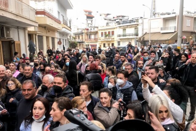 Θάνατος τριών κοριτσιών: Όχλος έξω από το σπίτι της Ρούλας Πισπιρίγκου