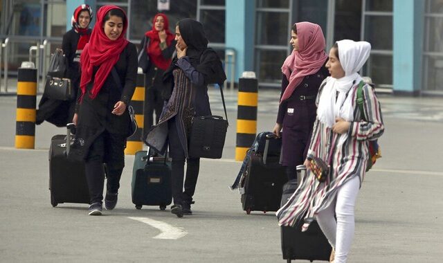 Αφγανιστάν: Μόνο με συνοδεία άνδρα τα αεροπορικά ταξίδια για τις γυναίκες
