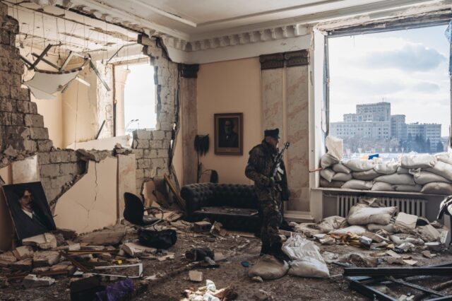 Πόλεμος στην Ουκρανία: Τραγωδία διαρκείας σε Μαριούπολη, Κίεβο και Χάρκοβο, εν αναμονή διαπραγματεύσεων
