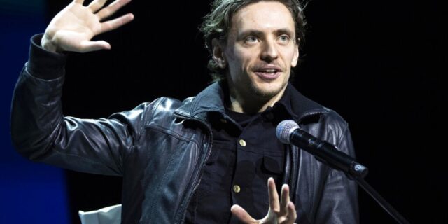 Σεργκέι Πολούνιν:  Ποιο είναι το “κακό” παιδί του μπαλέτου με το τατουάζ του Πούτιν στο στήθος