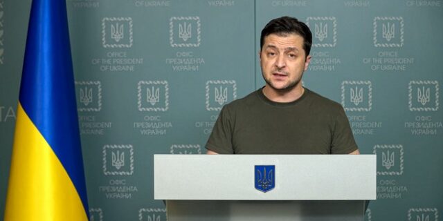 Έκκληση Ζελένσκι: “Όσοι μπορούν να μείνουν να πολεμήσουν”
