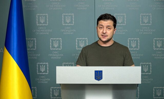 Έκκληση Ζελένσκι: “Όσοι μπορούν να μείνουν να πολεμήσουν”