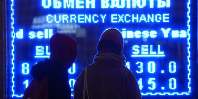 Πόλεμος στην Ουκρανία: Η ΕΕ απέκλεισε επτά ρωσικές τράπεζες από το SWIFT
