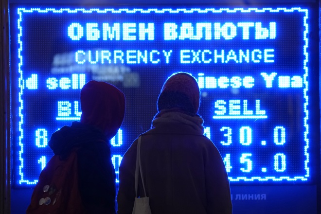 Πόλεμος στην Ουκρανία: Η ΕΕ απέκλεισε επτά ρωσικές τράπεζες από το SWIFT