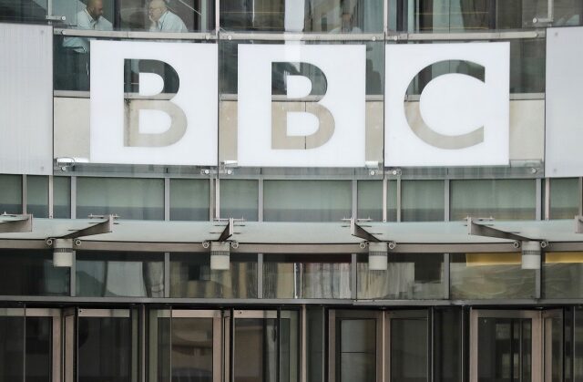 BBC: Παραιτήθηκε ο πρόεδρος του δικτύου μετά την παραβίαση κανόνων για διορισμούς