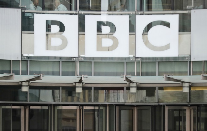 BBC: Παραιτήθηκε ο πρόεδρος του δικτύου μετά την παραβίαση κανόνων για διορισμούς