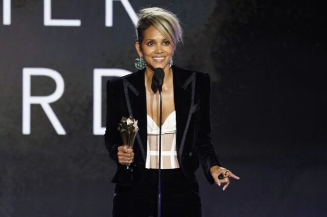 Halle Berry: Συγκινεί ο παθιασμένος λόγος της στα Critics Choice Awards για τη γυναικεία ενδυνάμωση