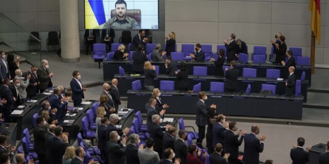 Ζελένσκι σε Σολτς: Γκρεμίστε αυτό το τείχος, βοηθήστε μας να σταματήσουμε τον πόλεμο