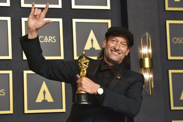 Όσκαρ 2022: Ποιος είναι ο Τρόι Κότσουρ, ο πρώτος κωφός ηθοποιός που βραβεύτηκε με αγαλματίδιο