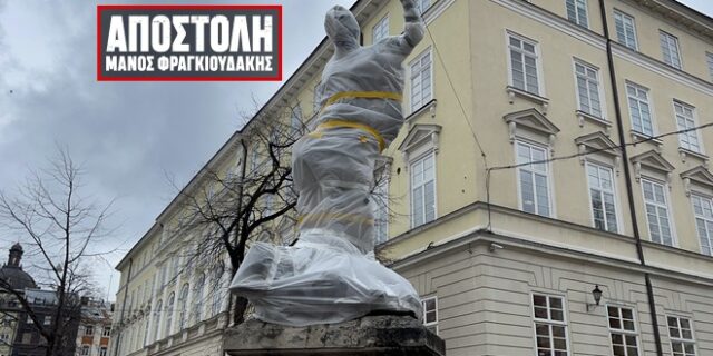Αποστολή στην Ουκρανία: Καλύπτουν τα αγάλματα για να γλιτώσουν από τους βομβαρδισμούς