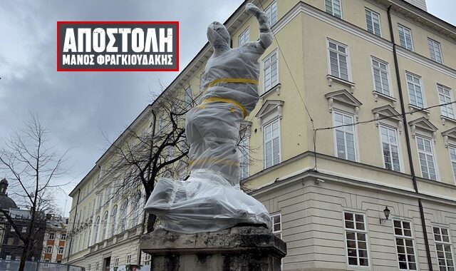 Αποστολή στην Ουκρανία: Καλύπτουν τα αγάλματα για να γλιτώσουν από τους βομβαρδισμούς