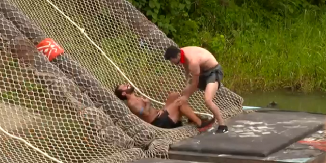 Survivor: “Πάγωσαν” όλοι με τον τραυματισμό του Άρη Σοϊλέδη – Σφάδαζε από τον πόνο