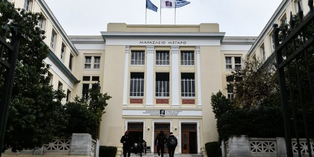 Ομάδα ατόμων πέταξε πέτρες σε περιπολικά έξω από την ΑΣΟΕΕ