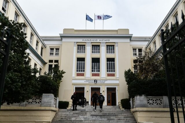 Ομάδα ατόμων πέταξε πέτρες σε περιπολικά έξω από την ΑΣΟΕΕ