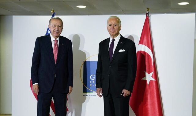 Ερντογάν προς Μπάιντεν: “Να αρθούν οι άδικες κυρώσεις στην τουρκική αμυντική βιομηχανία”