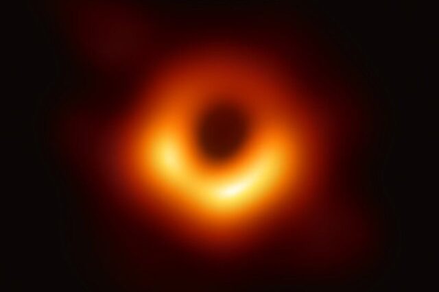 Eπιστήμονες ισχυρίζονται ότι οι “τριχωτές μαύρες τρύπες” εξηγούν το παράδοξο του Χόκινγκ