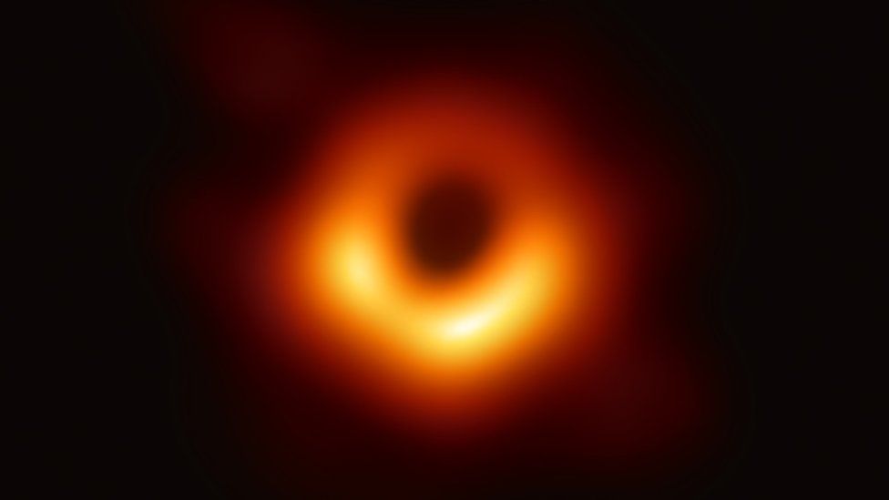 Eπιστήμονες ισχυρίζονται ότι οι “τριχωτές μαύρες τρύπες” εξηγούν το παράδοξο του Χόκινγκ
