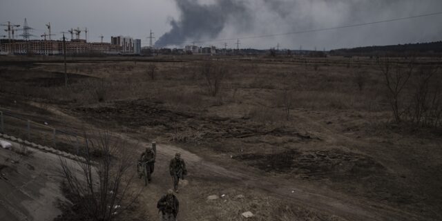 Πόλεμος στην Ουκρανία: Εντείνονται οι βομβαρδισμοί – Αεροπορική επιδρομή σε στρατιωτική βάση