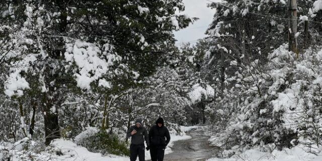 Καιρός: Παραμένει το κρύο – Βροχές και χιόνια στα ανατολικά