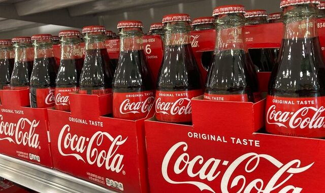 Coca-Cola Τρία Έψιλον: Οι νέες αγορές, η μπύρα, τα τσιπς και η γκάμα προϊόντων “24/7”