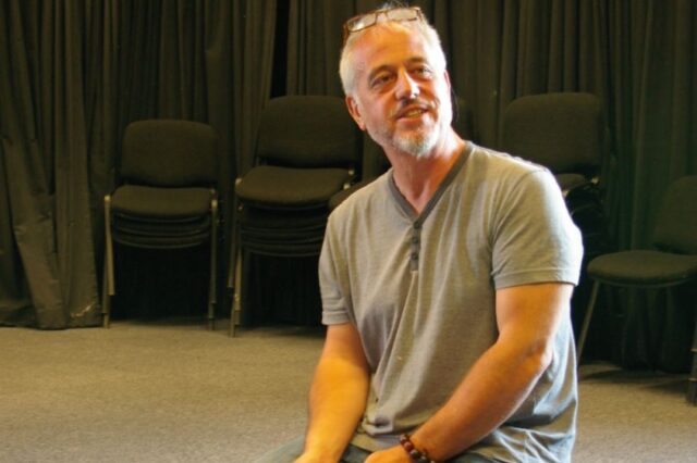 Κρις Κούπερ: “Χρειαζόμαστε θέατρα που παράγουν προκλητική δουλειά για να έρθουν πιο κοντά στους νέους”