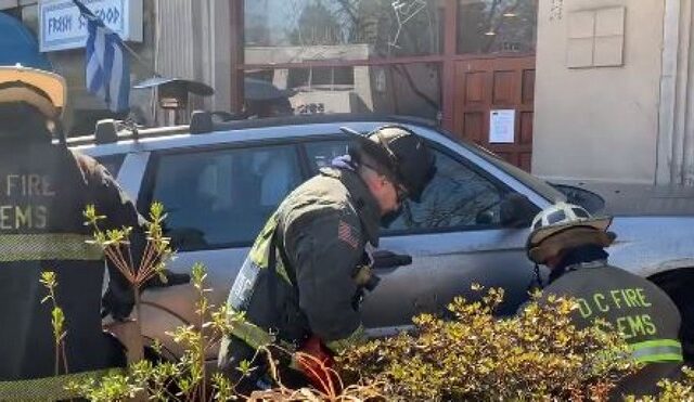 Ουάσινγκτον: Αυτοκίνητο έπεσε στην αυλή ελληνικού εστιατορίου – 1 νεκρή και 7 τραυματίες