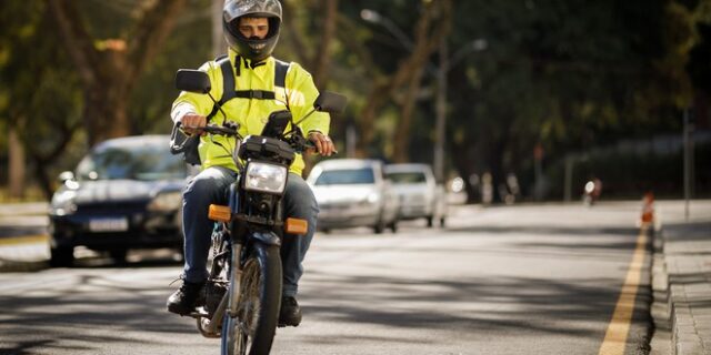 Υπουργείο Εργασίας: Αυτές είναι οι παροχές εξοπλισμού σε ανεξάρτητους διανομείς από τις πλατφόρμες