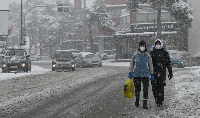 Κακοκαιρία: Στα λευκά πολλές περιοχές της Αττικής – Πού υπάρχουν κυκλοφοριακές ρυθμίσεις