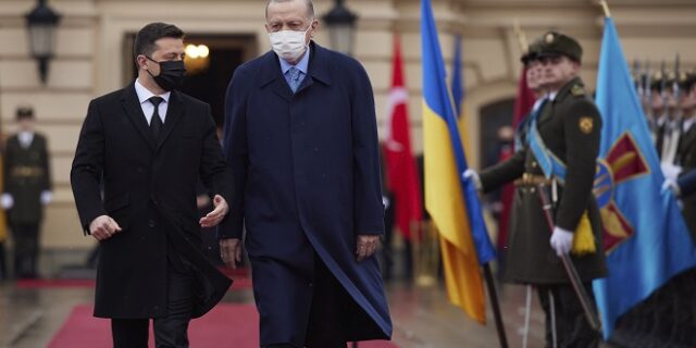 Ερντογάν σε Ζελένσκι: “Κάνουμε ό,τι μπορούμε για να συνεχιστούν οι διαπραγματεύσεις”