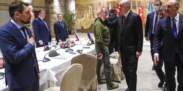 Συνομιλίες Ουκρανίας – Ρωσίας: Πιθανή η συνάντηση Πούτιν – Ζελένσκι, η Ρωσία θα μειώσει τις επιθέσεις σε Κίεβο και Τσερνίχιβ