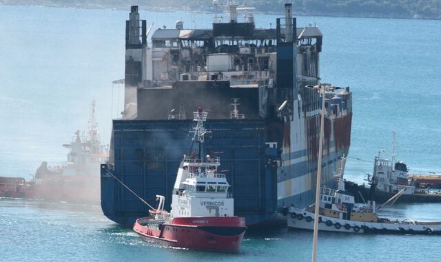 Euroferry Olympia: Συνεχίζεται η επιχείρηση απομάκρυνσης των οχημάτων